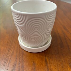 Small ceramic Plant Pot with attached saucer